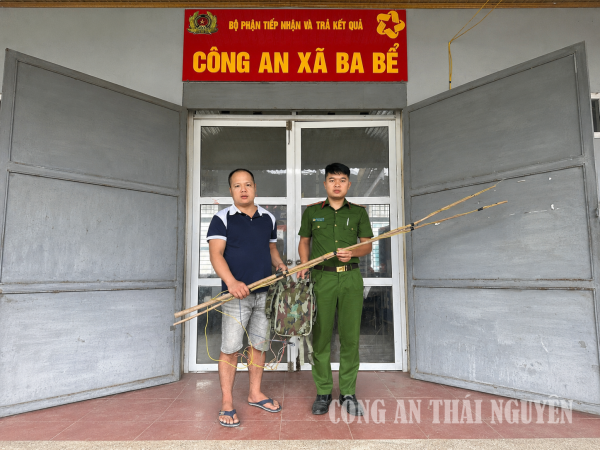 Công an xã tiếp nhận xung kích điện từ công dân Hoàng Văn Quang