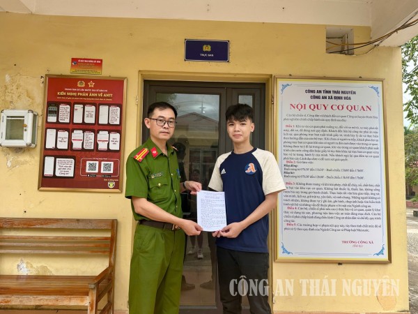 Công an xã tiếp nhận đơn tự nguyện đăng ký thực hiện nghĩa vụ tham gia CAND năm 2027 của công dân.