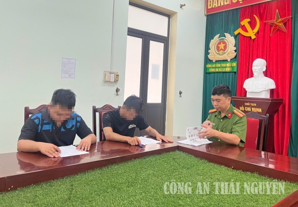 Công an xã làm việc với các đối tượng chấp hành án hình sự ngoài cộng đồng