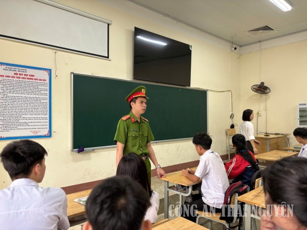 Tổ Cảnh sát phòng, chống tội phạm tuyên truyền pháp luật cho các em học sinh