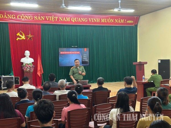 Cán bộ Công an xã tuyên truyền, phổ biến các quy định của pháp luật đến cán bộ và Nhân dân