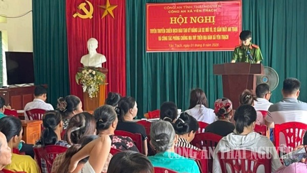 Cán bộ Công an xã tuyên truyền pháp luật về an toàn giao thông và phòng, chống ma túy
