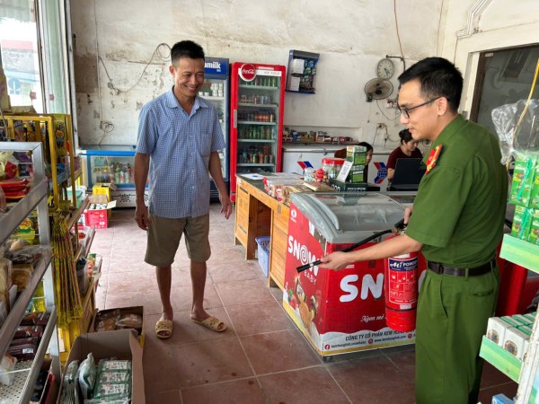 Công an xã Văn Lăng kiểm tra, hướng dẫn và xử lý vi phạm về phòng cháy đối với cơ sở kinh doanh