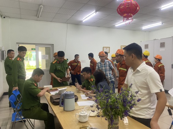 Công an xã An Khánh kiểm tra, xét nghiệm ma túy đối với công nhân