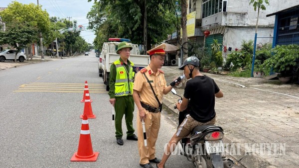 Công an phường Sông Công tuần tra, kiểm soát, xử lý vi phạm về nồng độ cồn.