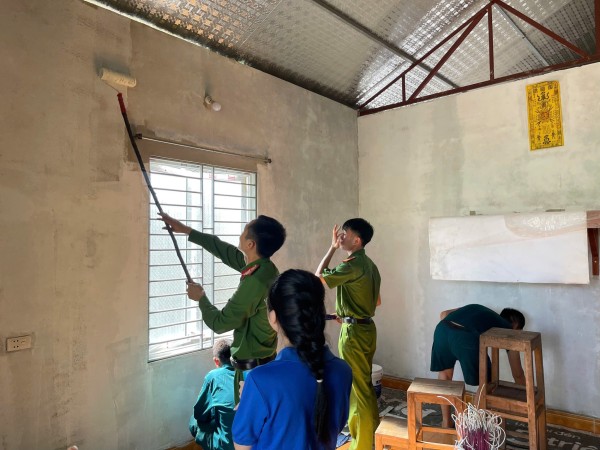 Công an phường Sông Công hỗ trợ gia đình hộ nghèo có hoàn cảnh khó khăn