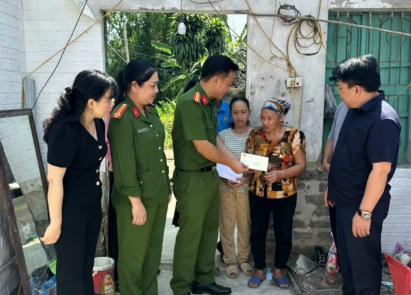 Công an phường Gia Sàng thăm hỏi, hỗ trợ gia đình bị thiệt hại do mưa giông