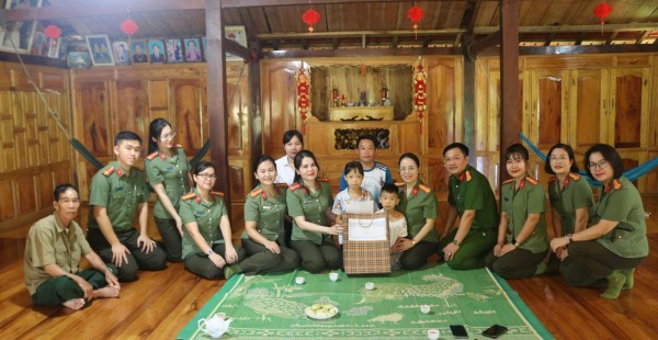 Phòng Công tác chính trị tổ chức các hoạt động hướng về Nhân dân tại xã Côn Minh