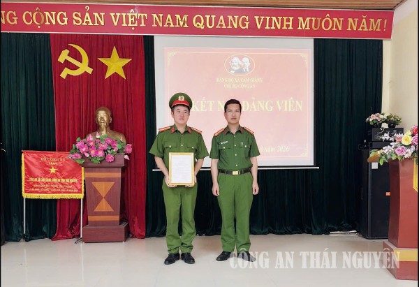 Chi bộ Công an xã Cẩm Giàng tổ chức lễ kết nạp đảng viên mới