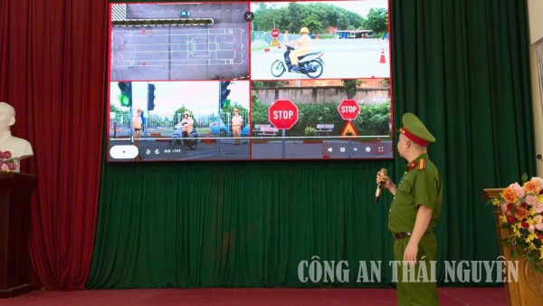 Công an xã Phú Thịnh tuyên truyền, hướng dẫn kỹ năng lái xe an toàn cho Ban công tác mặt trận các xóm.