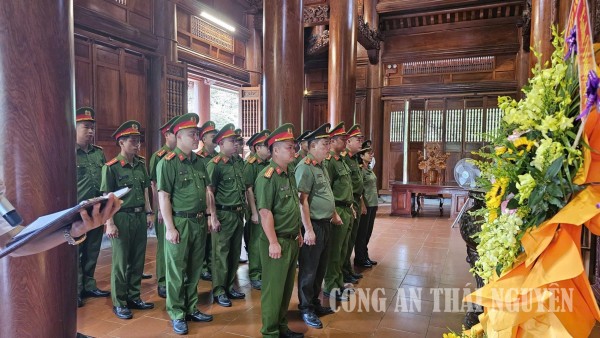 Chi bộ Công an xã Hiệp Lực tổ chức sinh hoạt chuyên đề gắn với hoạt động về nguồn tại Khu di tích Kim Liên