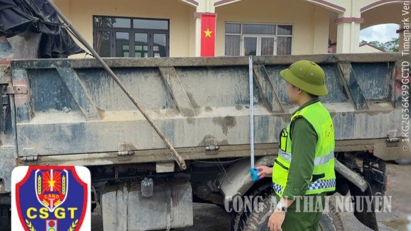 Công an xã An Khánh tăng cường kiểm tra xe tải tự đổ