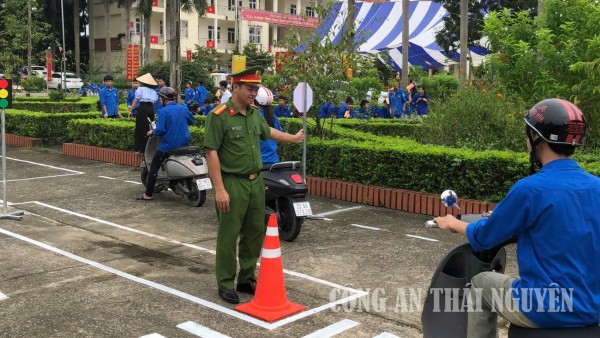 Công an xã Tràng Xá phối hợp tuyên truyền pháp luật về trật tự, an toàn giao thông và hướng dẫn kỹ năng lái xe an toàn.