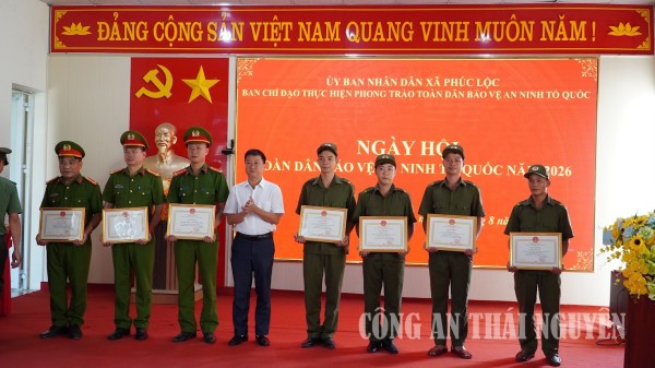 Đ/c Chủ tịch UBND xã trao giấy khen cho tập thể, cá nhân có thành tích xuất sắc