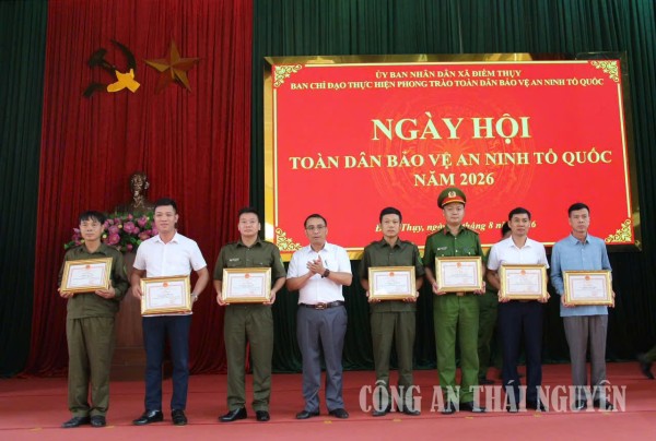 Các tập thể, cá nhân có thành tích tiêu biểu trong phong trào bảo vệ an ninh, trật tự được khen thưởng