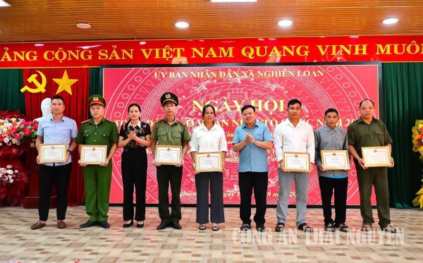 Trao quyết định khen thưởng cho các tập thể, cá nhân có thành tích xuất sắc
