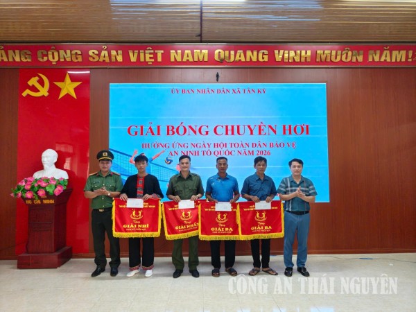 Ban Tổ chức trao giải cho các đội bóng chuyền hơi của các thôn tham gia giải bóng chuyền hơi