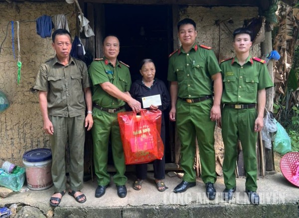 Công an xã thăm hỏi, động viên, tặng quà gia đình có hoàn cảnh khó khăn