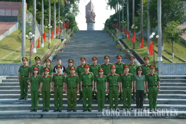 Đoàn công tác chụp ảnh lưu niệm tại Nha Công an Trung ương