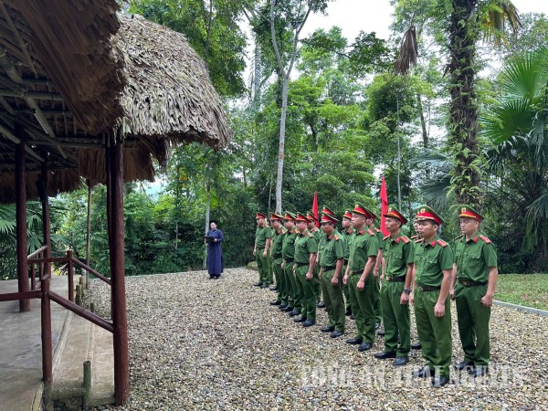 Công an xã sinh hoạt chính trị tại khu di tích lịch sử nơi ở và làm việc của Đại tướng Võ Nguyên Giáp.