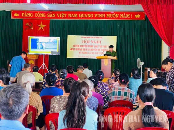 Tuyên truyền pháp luật giao thông, hướng dẫn kỹ năng lái xe an toàn tại xã Định Hóa
