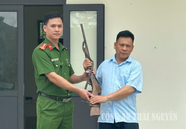 Người dân tự giác giao nộp súng tự chế