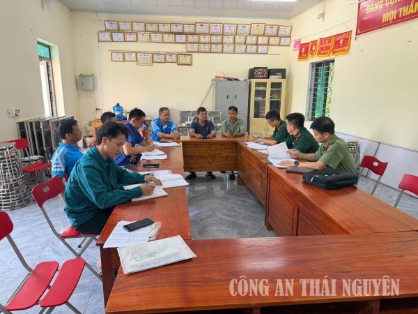 Tổ rà duyệt danh sách công dân trong độ tuổi nhập ngũ