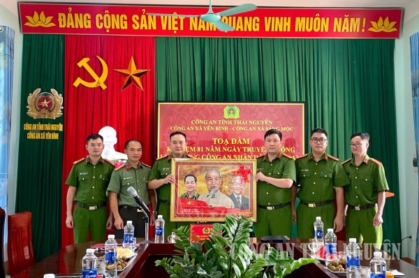 Các đại biểu chụp ảnh lưu niệm