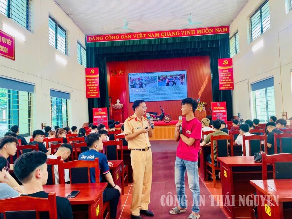 Lực lượng CSGT giao lưu câu hỏi kiến thức về an toàn giao thông
