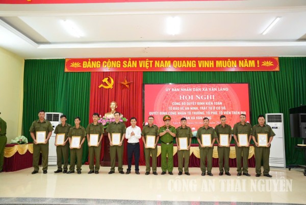 Chủ tịch UBND xã tặng Giấy khen cho các tập thể, cá nhân có thành tích xuất sắc