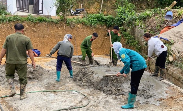 Công an xã Yên phong chung tay xóa nhà tạm cho người có công với cách mạng