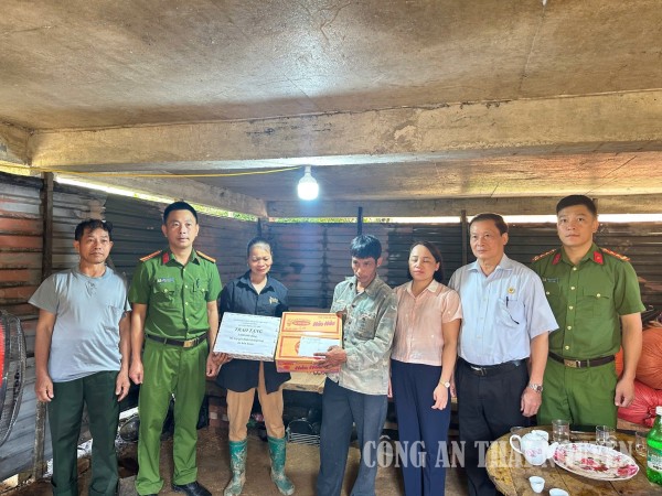 Công an xã Nam Cường thăm hỏi, động viên gia đình bị thiệt hại do hỏa hoạn.
