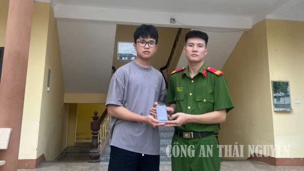 Công an xã Văn Hán hỗ trợ công dân.