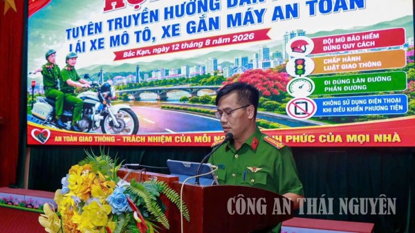 Công an phường tuyên truyền kỹ năng lái xe an toàn.