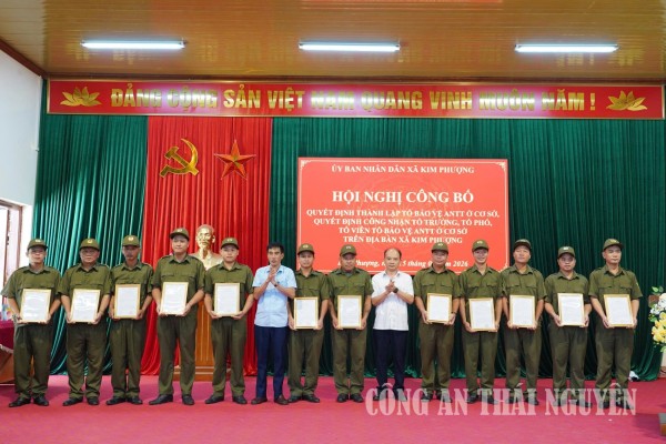 Công bố các quyết định thành lập tổ bảo vệ an ninh, trật tự ở cơ sở