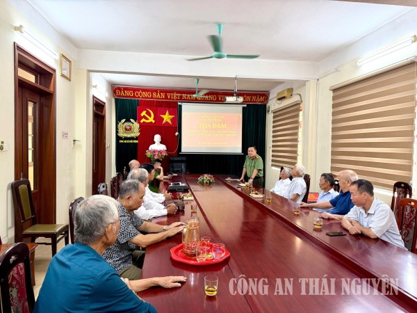 Công an xã Phủ Thông gặp mặt hội viên Chi hội Cựu Công an nhân dân.