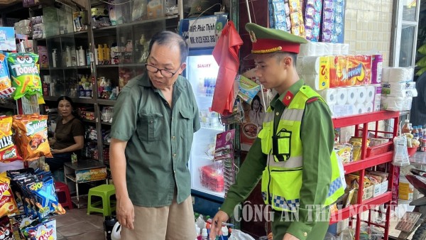 Công an xã Phú Xuyên giải quyết “điểm nghẽn” trật tự đô thị.