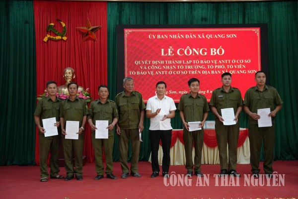Thành lập tổ bảo vệ an ninh, trật tự ở cơ sở trên địa bàn xã Quang Sơn.