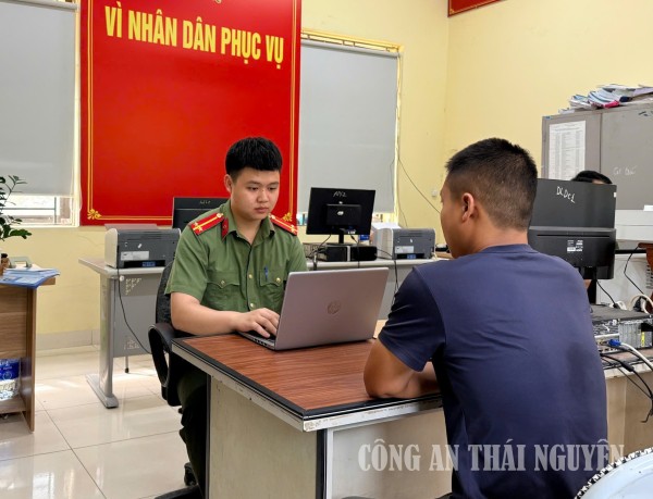 Công an xã Trần Phú làm việc với trường hợp tương tác với thông tin xấu độc trên mạng xã hội