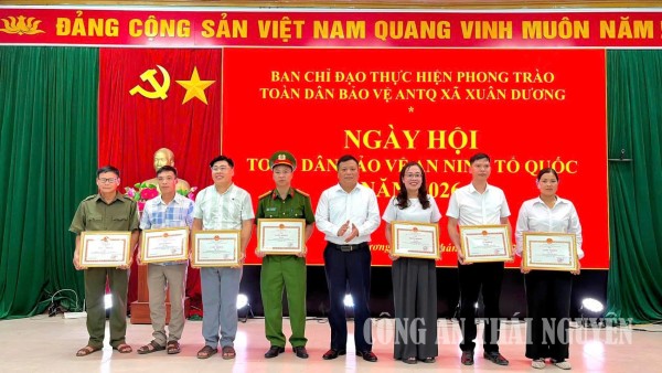 Lãnh đạo xã Xuân Dương trao thưởng cho các tập thể, cá nhân