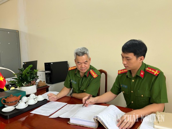 Điều tra viên báo cáo lãnh đạo Văn phòng Cơ quan CSĐT về kết quả thẩm định hồ sơ vụ án