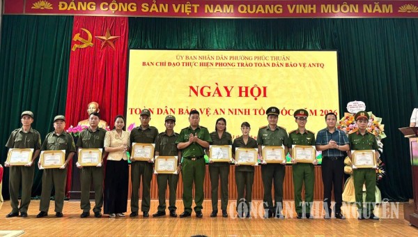 Trao quyết định khen thưởng các tập thể, cá nhân có thành tích xuất sắc