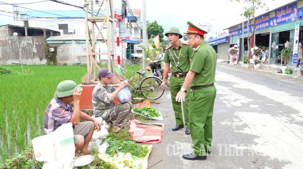 Công an xã tuyên tuyền đến người dân