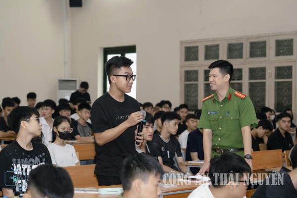 Cán bộ Công an phường trực tiếp đặt câu hỏi cho các em tân sinh viên