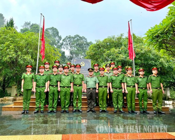 Công an xã Phủ Thông sinh hoạt chuyên đề, báo công tại khu di tích Coỏng Tát