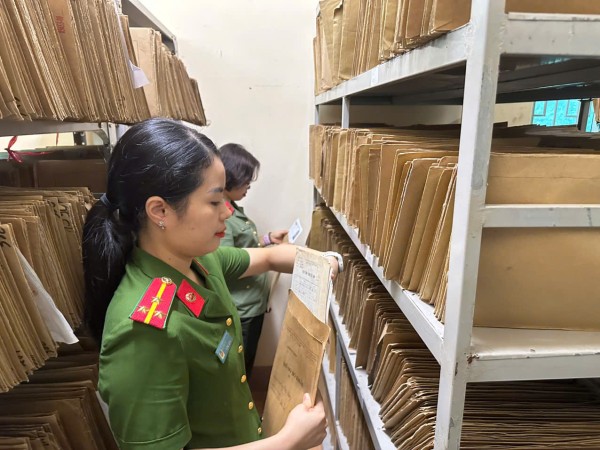 Làm sạch, sắp xếp kho tàng thư sau sáp nhập tổ dân phố