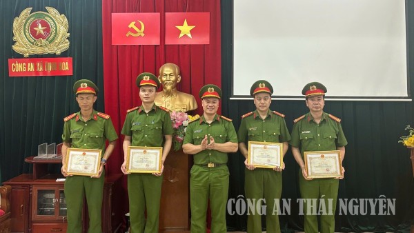 Khen thưởng đột xuất Công an xã Định Hóa lập thành tích trong đấu tranh với tội phạm ma túy