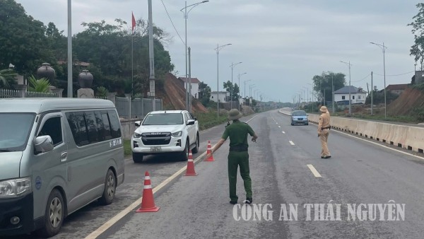Công an xã Kha Sơn tăng cường xử lý vi phạm nồng độ cồn, đảm bảo trật tự an toàn giao thông.