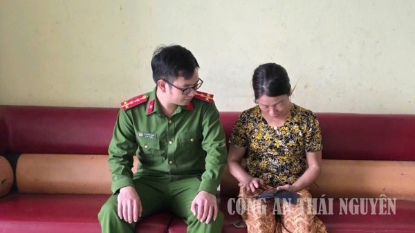 Công an xã Đức Lương tăng cường hướng dẫn các cơ sở lưu trú khai báo tạm trú cho người nước ngoài