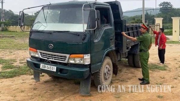 Công an xã Đức Lương tổng rà soát phương tiện kinh doanh vận tải